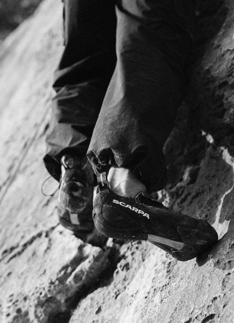 Integrated heel catch